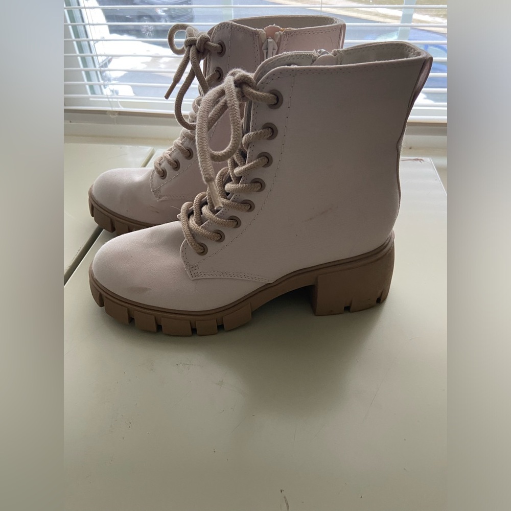 Women’s Size 7 crème color boots , chunky heal, side zip, lace up